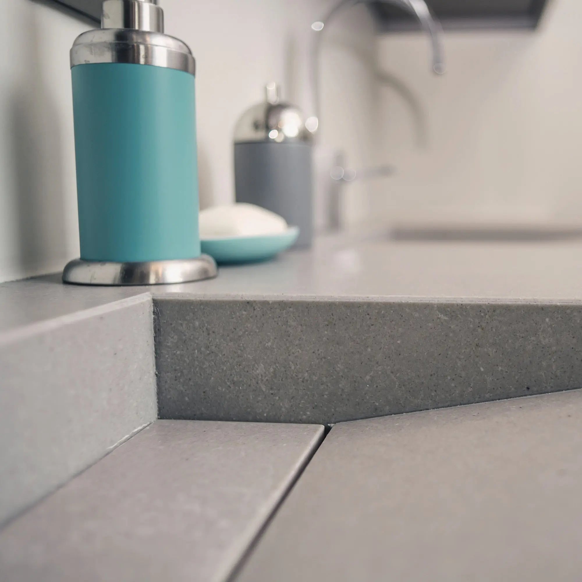 ONE Quartz - Concrete Look - Cabrini Grey daltile